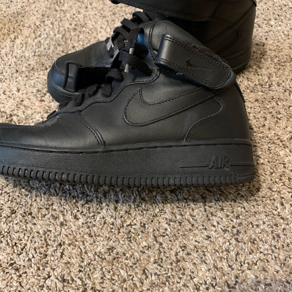 Black Nike Air Force 1 mid